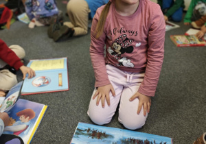 Dzieci oglądają tematyczne książeczki.