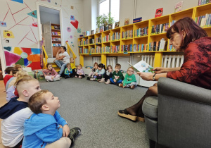 Dzieci słuchają świątecznych opowieści pani bibliotekarki