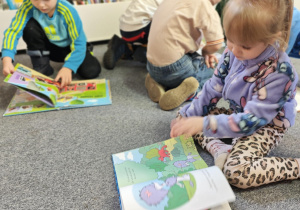 Dzieci oglądają tematyczne książeczki.