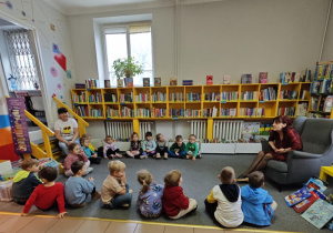 Dzieci słuchają świątecznych opowieści pani bibliotekarki.