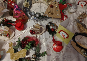 Świąteczne ozdoby przekazane na kiermasz.