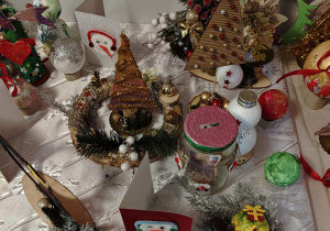Świąteczne ozdoby przekazane na kiermasz.
