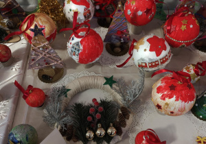 Świąteczne ozdoby przekazane na kiermasz.