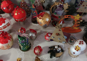 Świąteczne ozdoby przekazane na kiermasz.