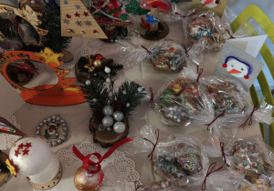 Świąteczne ozdoby przekazane na kiermasz.