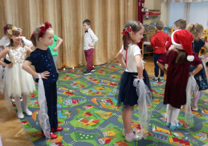 Dzieci prezentują taniec z apaszkami.
