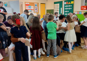 Dzieci wręczają upominki swoim Rodzicom.