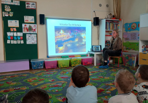 Dzieci oglądają prezentację o Laponii.