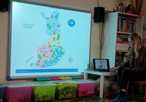 Dzieci oglądają prezentację o Laponii.