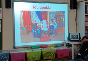 Dzieci oglądają prezentację o Laponii.