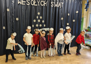 Dzieci, jako śnieżynki, tańczą do muzyki klasycznej.