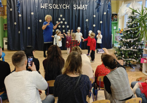 Dzieci występują na scenie.