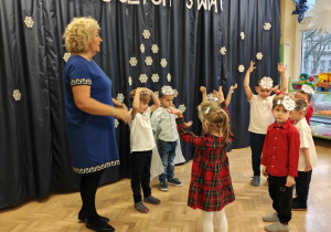 Dzieci występują na scenie.