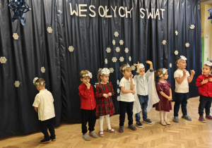 Dzieci występują na scenie.