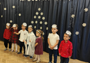 Dzieci występują na scenie.