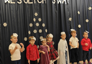Dzieci występują na scenie.