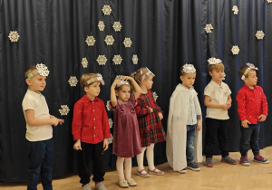 Dzieci występują na scenie.