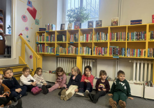 Dzieci słuchają czytanego opowiadania.