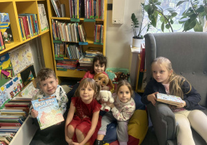 Grupa dzieci ogląda wybrane przez siebie książki.