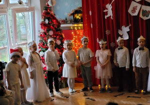 Grupa dzieci występuje przed Rodzicami.