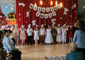 Grupa dzieci występuje przed Rodzicami.