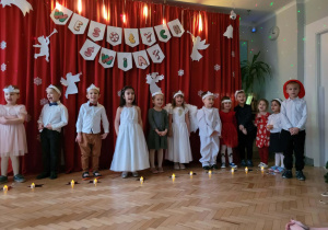 Grupa dzieci występuje przed Rodzicami.