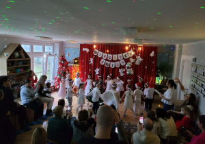 Grupa dzieci występuje przed Rodzicami.