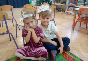 Dzieci mają na głowie śnieżynki.