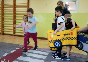 Dzieci podczas poznawania zasad ruchu drogowego.