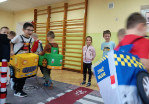 Dzieci podczas poznawania zasad ruchu drogowego.
