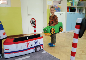 Dzieci podczas poznawania zasad ruchu drogowego.