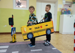 Dzieci podczas poznawania zasad ruchu drogowego.