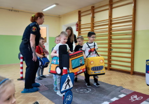 Dzieci podczas poznawania zasad ruchu drogowego.
