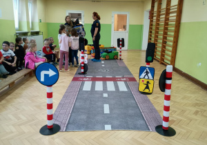 Dzieci podczas poznawania zasad ruchu drogowego.