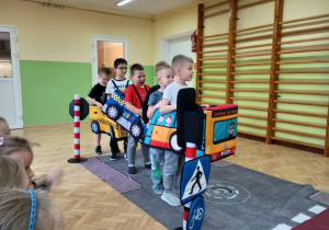 Dzieci podczas poznawania zasad ruchu drogowego.