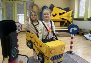 Dzieci wcielają się w role uczestników ruchu drogowego.