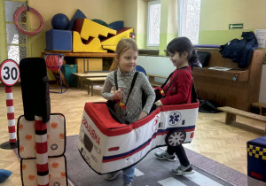 Dzieci wcielają się w role uczestników ruchu drogowego.