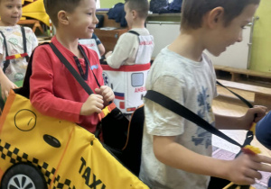 Dzieci wcielają się w role uczestników ruchu drogowego.