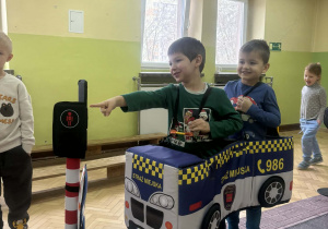 Dzieci wcielają się w role uczestników ruchu drogowego.