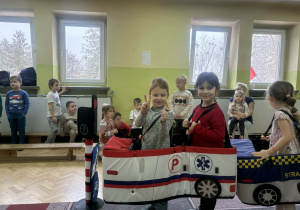 Dzieci wcielają się w role uczestników ruchu drogowego.