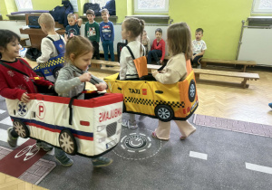 Dzieci wcielają się w role uczestników ruchu drogowego.