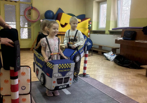 Dzieci wcielają się w role uczestników ruchu drogowego.