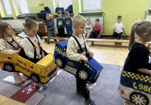 Dzieci wcielają się w role uczestników ruchu drogowego.