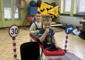 Dzieci wcielają się w role uczestników ruchu drogowego.