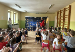 Dzieci oglądają pokaz iluzji.