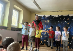 Dzieci biorą udział w pokazie iluzji.