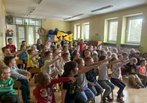 Dzieci oglądają pokaz iluzji.