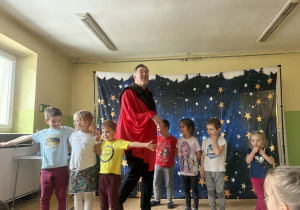 Dzieci biorą udział w pokazie iluzji.