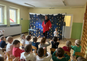 Pan magik prezentuje sztuczkę.