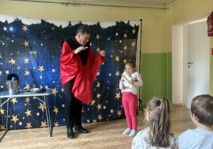 Pan magik prezentuje sztuczkę.